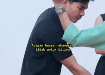 N1310341 Demi uang, wanita ini menikahi pria cacat! Part 2