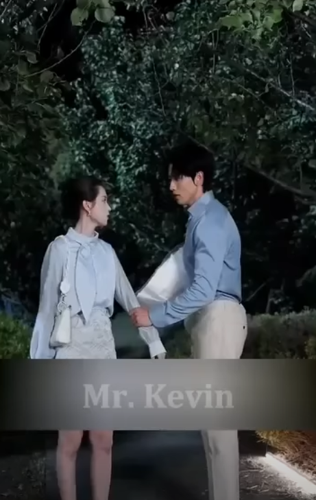 N0211301 Dia Menurunkan Gorden Kantor — Cinta Kami Muncul part 2